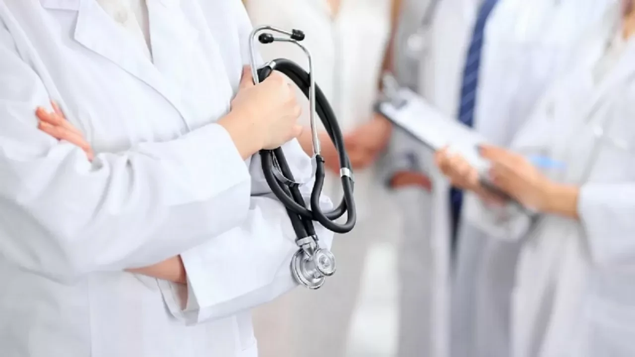 پرەزيدەنت بالا ءومىرىن اراشالاپ قالعان دارىگەرلەردىڭ ەڭبەگىن ۇلگى ەتتى